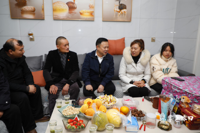 春节前夕 李晓彤冒雨走访慰问醴娄高速项目征拆群众代表