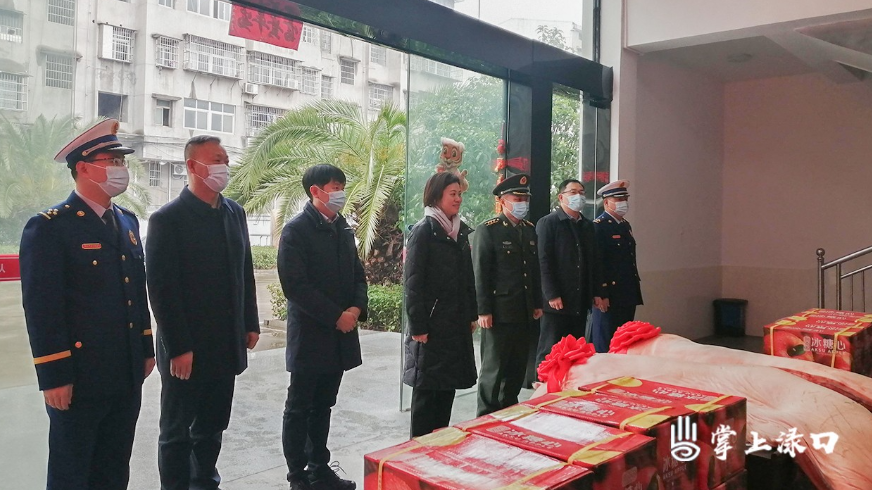 赖晓智慰问驻区部队官兵和区消防救援大队