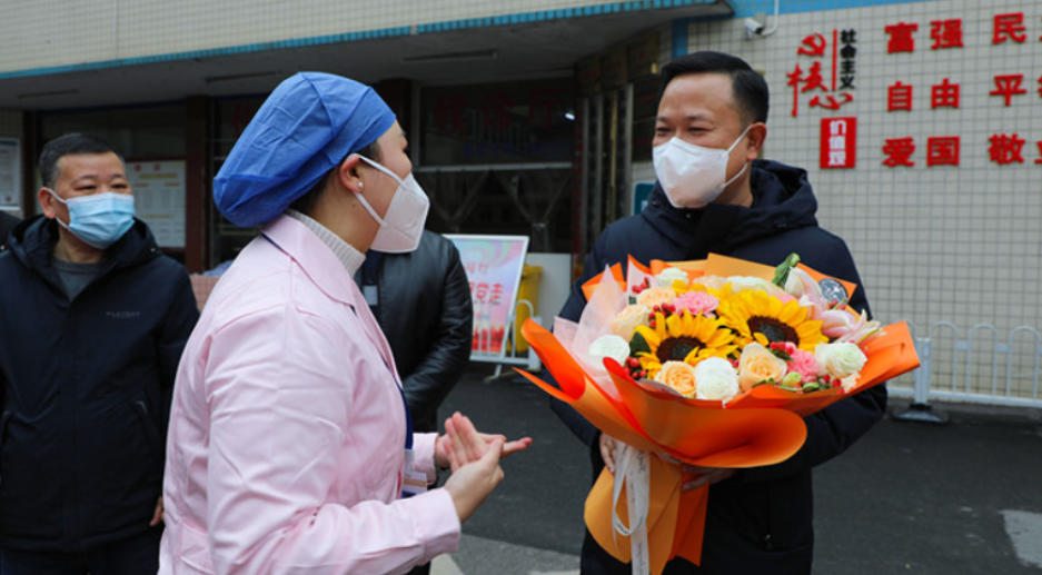 李晓彤慰问抗疫一线医护人员