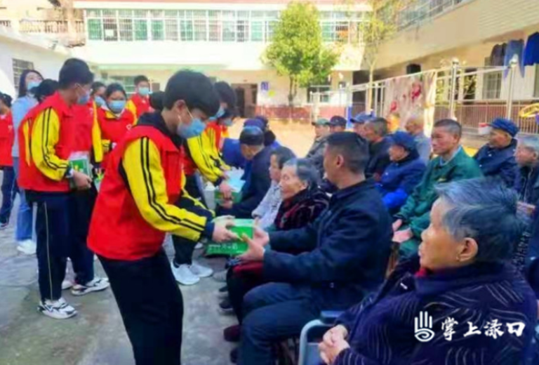 南洲镇中心学校到敬老院开展慰问活动