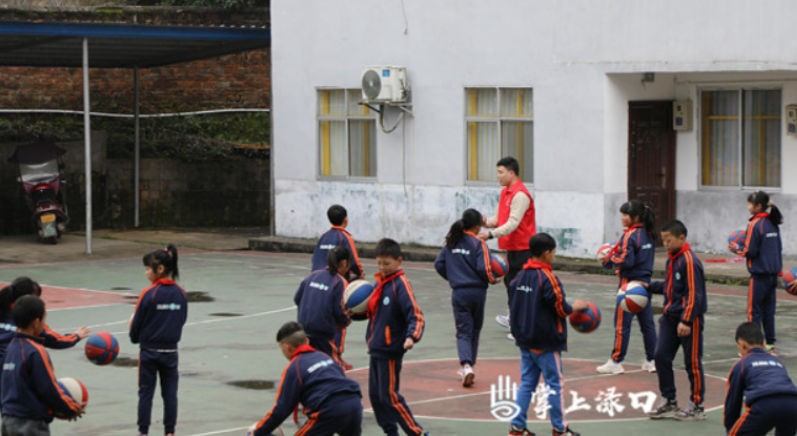 渌口区烟草局送教下乡 用音乐滋养孩子心灵