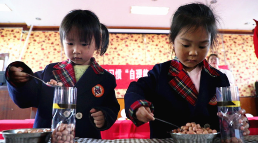 穿衣穿鞋、舀豆子……萌娃角逐“自理小达人”