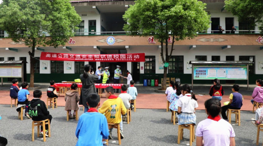 交通安全进校园 守护平安成长路