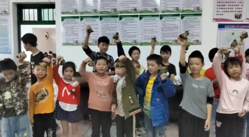 龙门镇春风小学：春风有爱 粽叶飘香