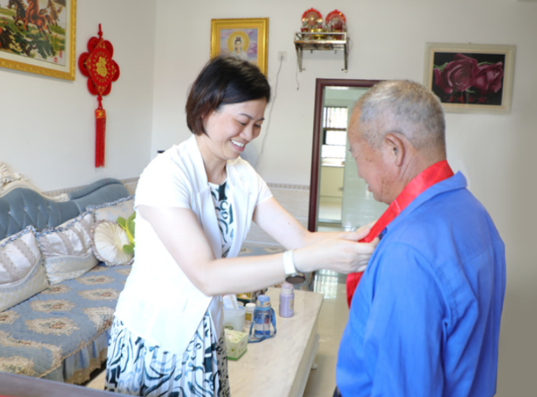 赖晓智“七一”走访慰问党员