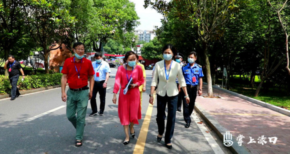 赖晓智到区第五中学巡视2022年高考工作