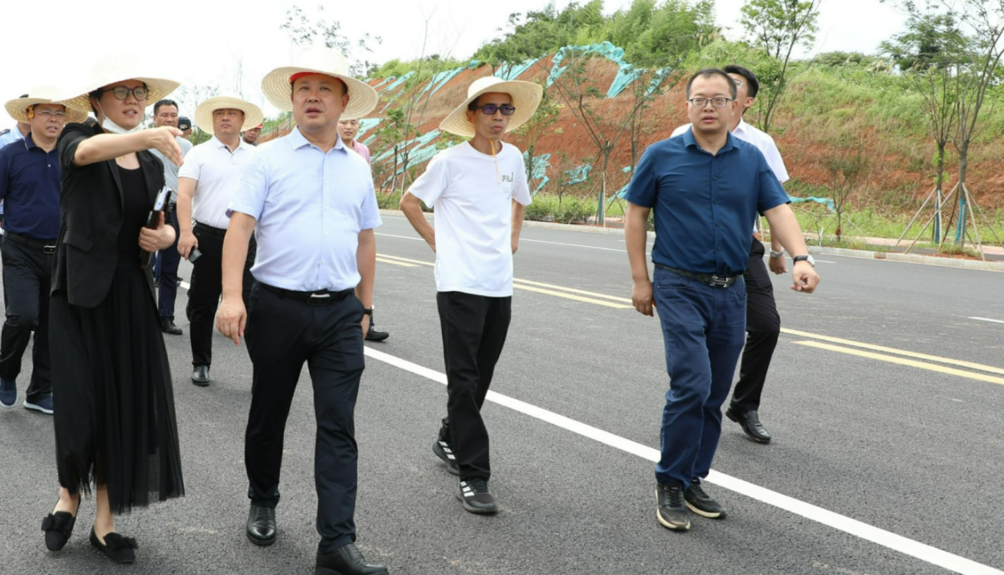 李晓彤现场调度城区道路建设工作