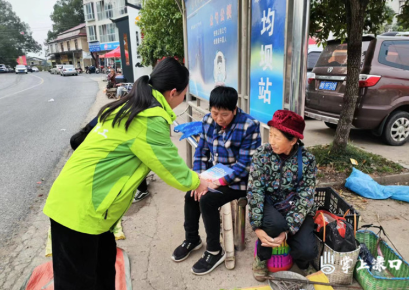 渌口区民政局开展“敬老助老·养老诈骗”进村主题宣传活动