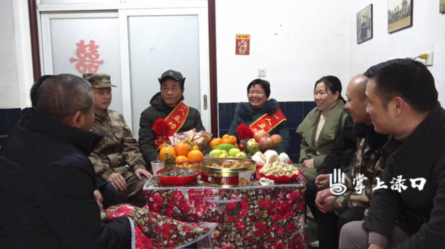 敲锣打鼓送喜报 现役军人何花明“一人立功，全家光荣 ”