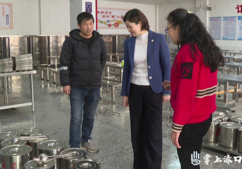 赖晓智暗访联点学校食品安全和校园安全