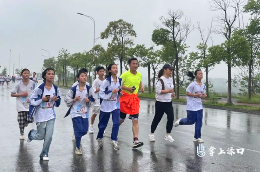 渌口中学举办首届微型马拉松 300余名学子奔跑6公里