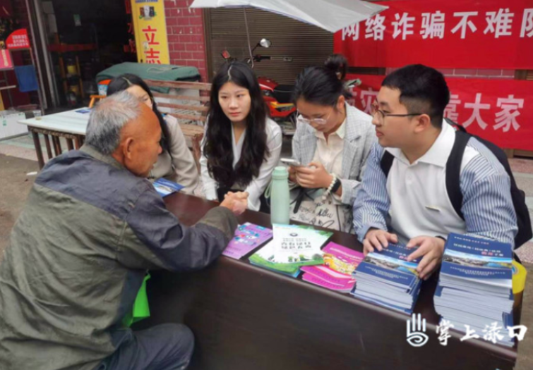 【作风建设年】龙潭镇开展送法下乡活动