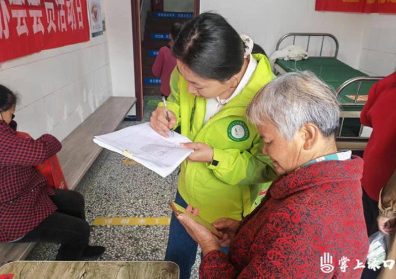 龙潭镇开展一站一品关爱留守老人义诊活动