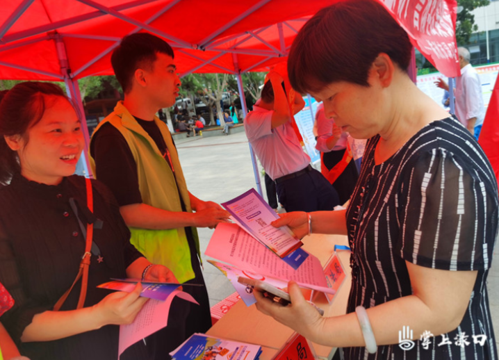 【平安渌口】渌口区民政局开展“提高风险防范意识 警惕非法集资陷阱”宣传活动