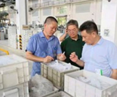 省应急厅工贸处一行来潍柴火炬科技股份有限公司汽车密封分公司开展企业重大事故隐患工作落实情况督查