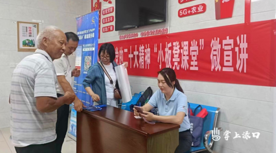 渌口区政务服务中心开展“送服务、送政策、送温暖”活动