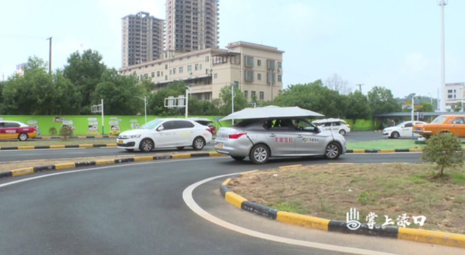 暑期迎来“学车热” 大学生成“主力军”