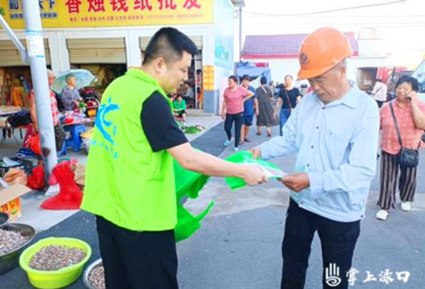 南洲镇：禁毒宣传进集市 筑牢全民“防毒墙”