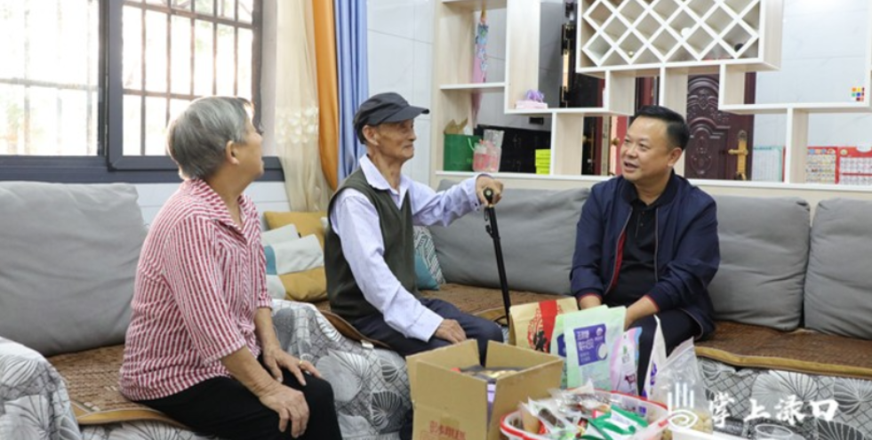 李晓彤重阳节走访慰问高龄老人