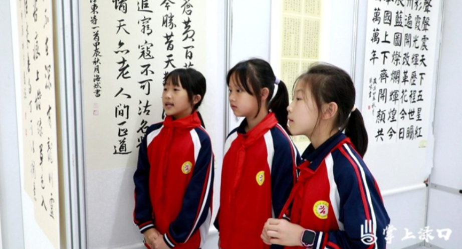 育红小学组织学生参观区书法美术摄影作品展览