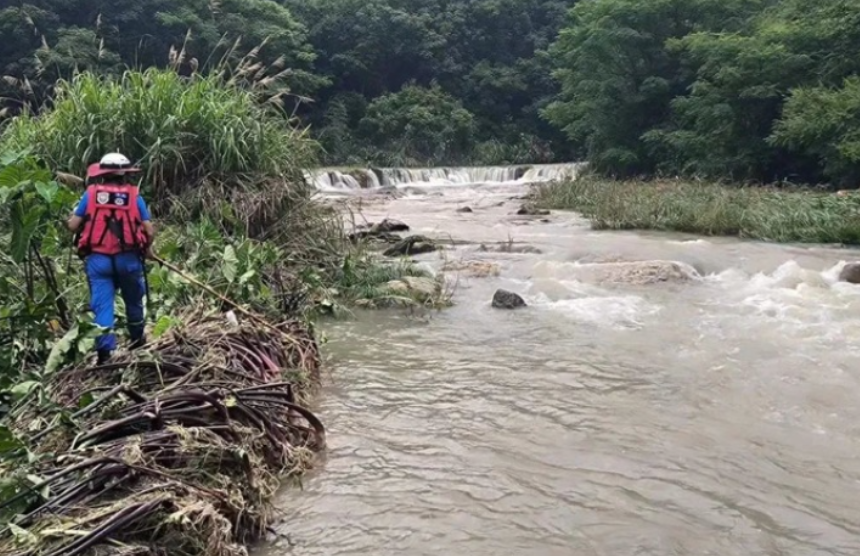 那个把老百姓背在背上的年轻基层干部走了……