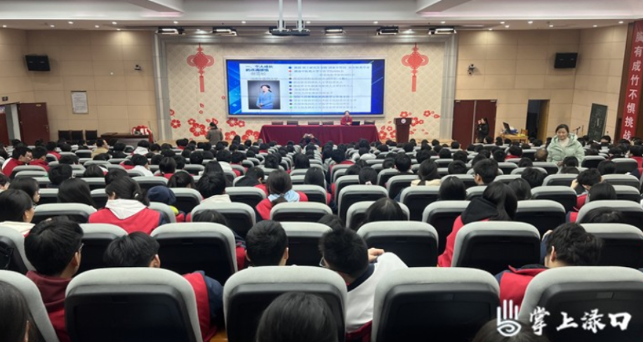 渌口区五中优秀校友谢雪姣回母校分享成长经历