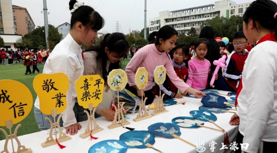 明德小学“书香集市”开市 学子沉浸书香海洋