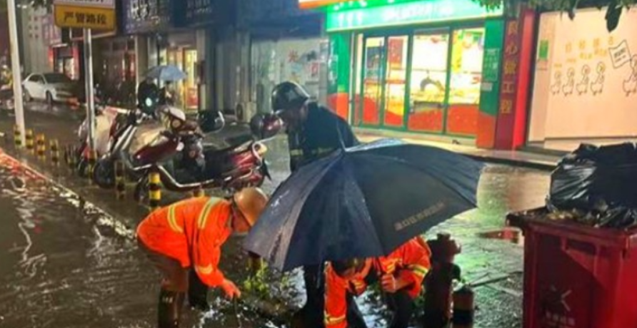 逆风前行 渌口区城管局全力应对极端暴雨天气