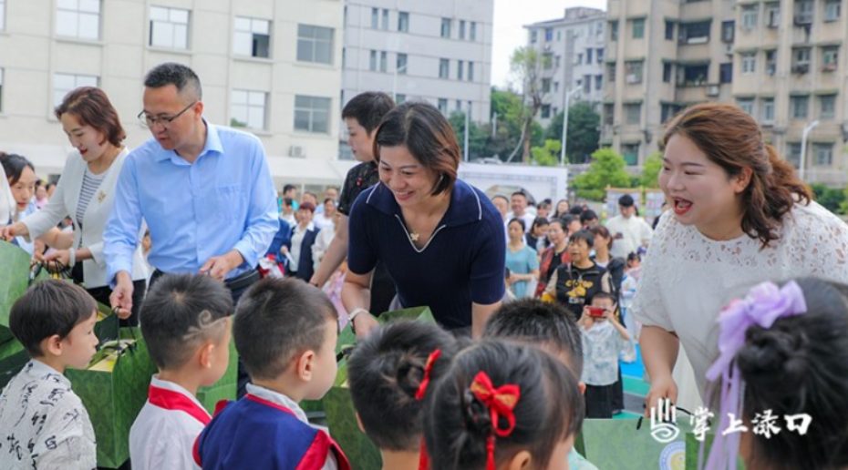 与孩子们共庆“六一” 赖晓智向全区少年儿童致以节日祝福