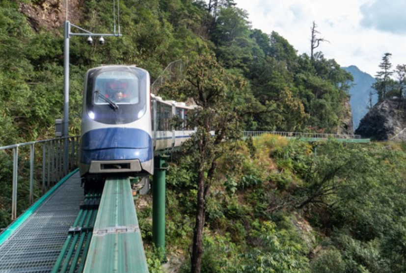 30列高山悬崖跨座式单轨游览车在江西交付