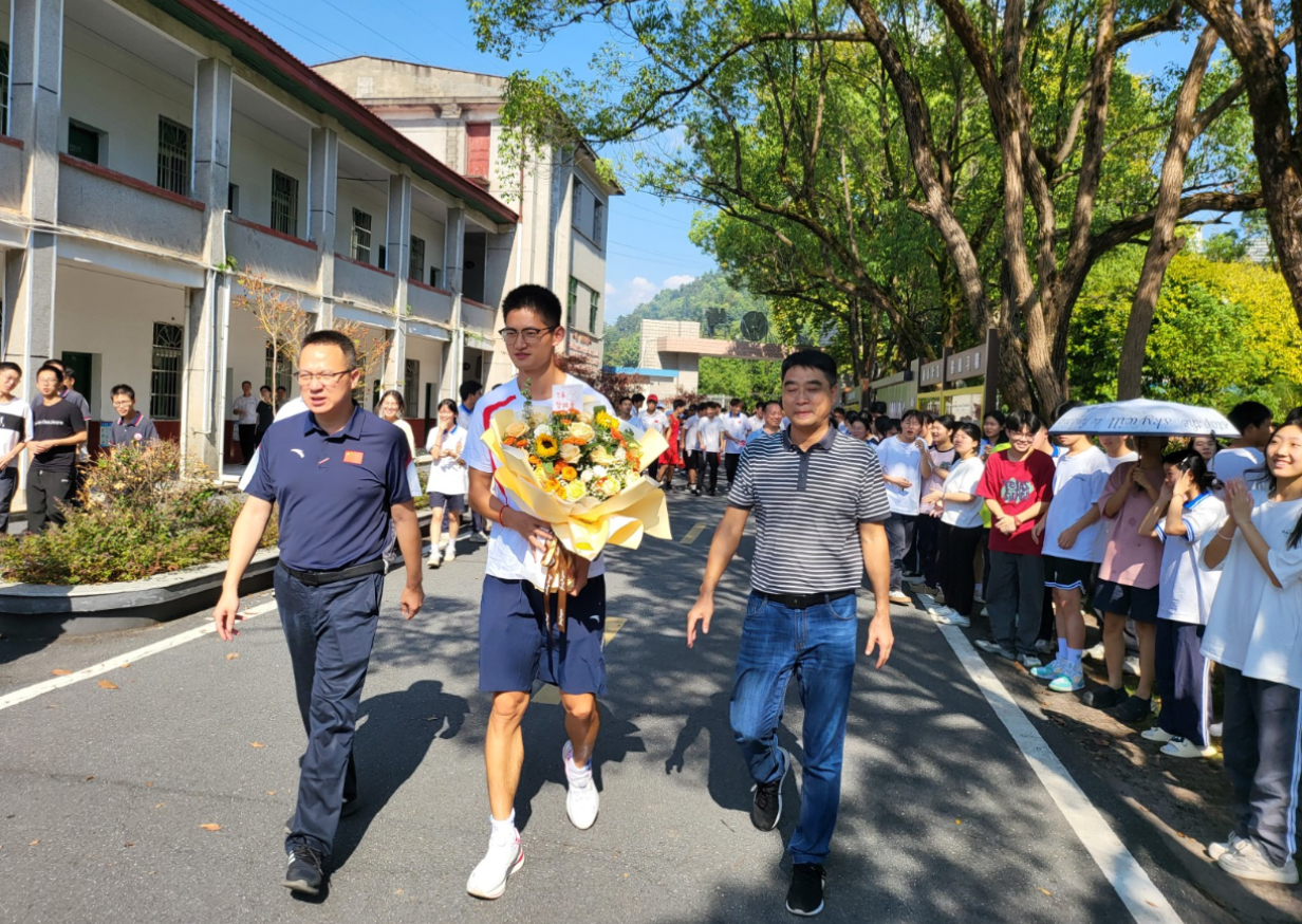 奥运健儿张溟鲲回母校渌口区三中 与学弟学妹面对面交流！