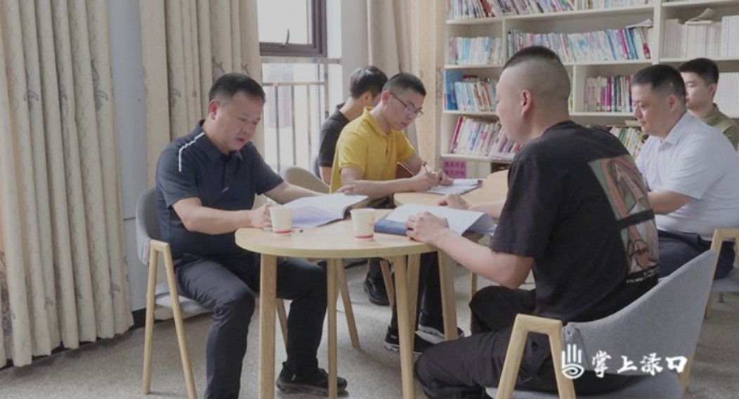 李晓彤调研基层减负工作和重点项目进展情况