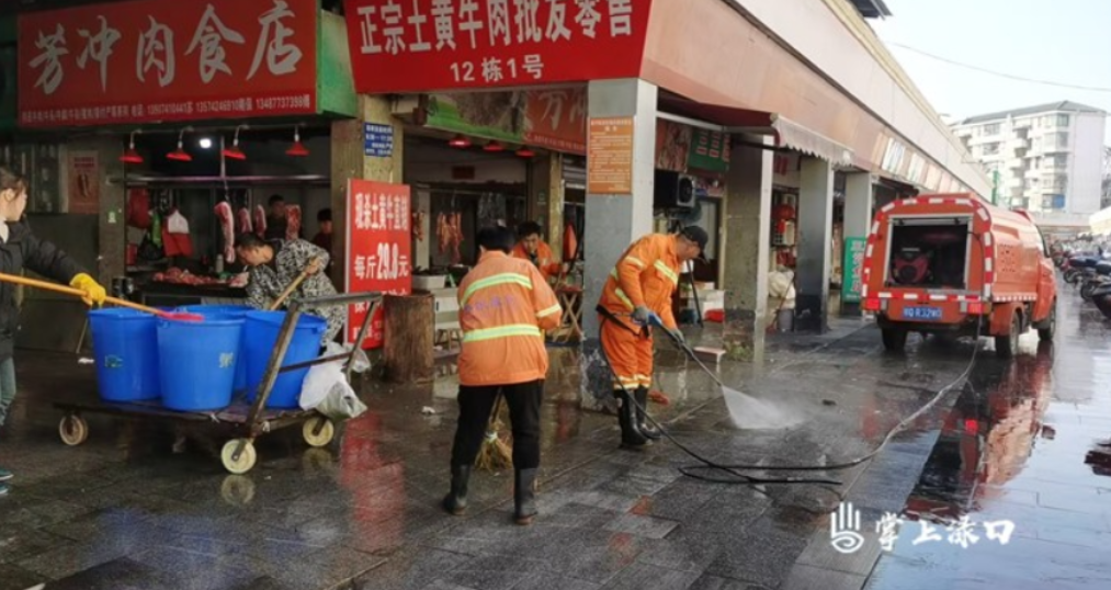 渌口区城管局市场服务中心：农贸市场大扫除 喜迎春节换新颜