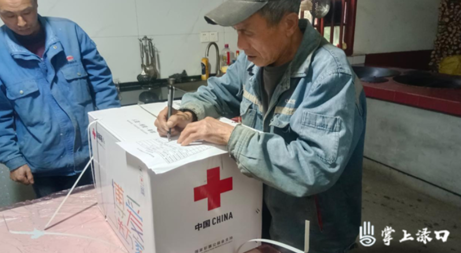 龙潭镇：“送温暖、送爱心”情暖困难群众