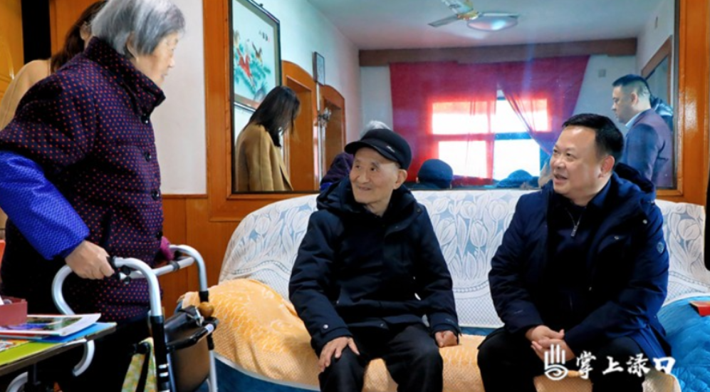 李晓彤春节前开展走访慰问活动