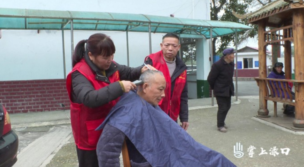 欢度元宵节 情暖老人心