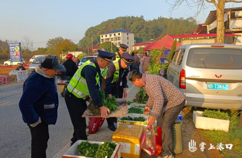 执法亮剑整治马路市场 全力畅通群众出行之路