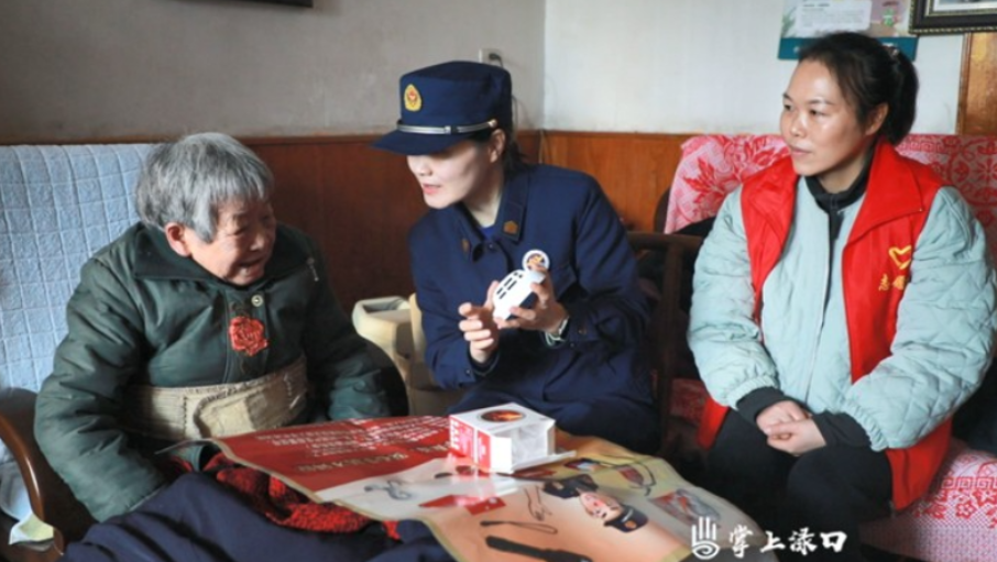 雷锋在身边丨渌口消防开展“特别守护 安全同行”学雷锋志愿服务活动