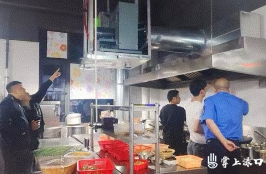 渌口区城管局开展夜间餐饮油烟污染专项整治