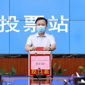 李晓彤、赖晓智等区领导以普通选民身份参加渌口区人大代表选举投票