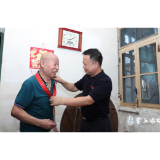 李晓彤开展“七一”走访慰问 为老党员代表颁发“光荣在党50年”纪念章