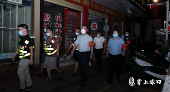 李晓彤带队深入城区开展夜间治安巡逻