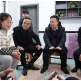 新年好！我来给你们拜年了！李晓彤大年初一看望慰问一线在岗职工和安置户