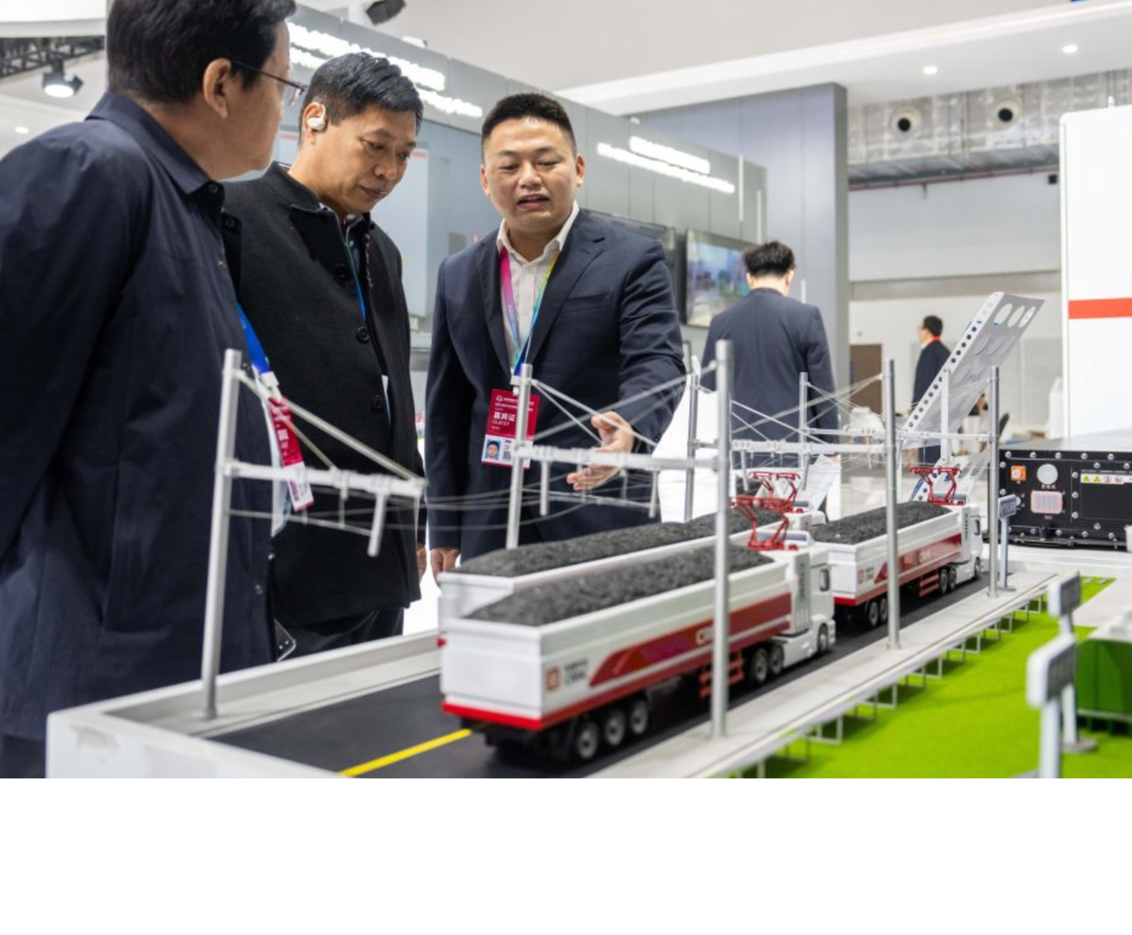 新华社丨边跑边充,“绿电”驱动的“辫子重卡”亮相“轨博会”