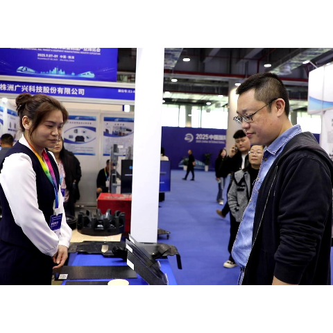 汲取创新动能 渌口区政企人员组团参观轨博会