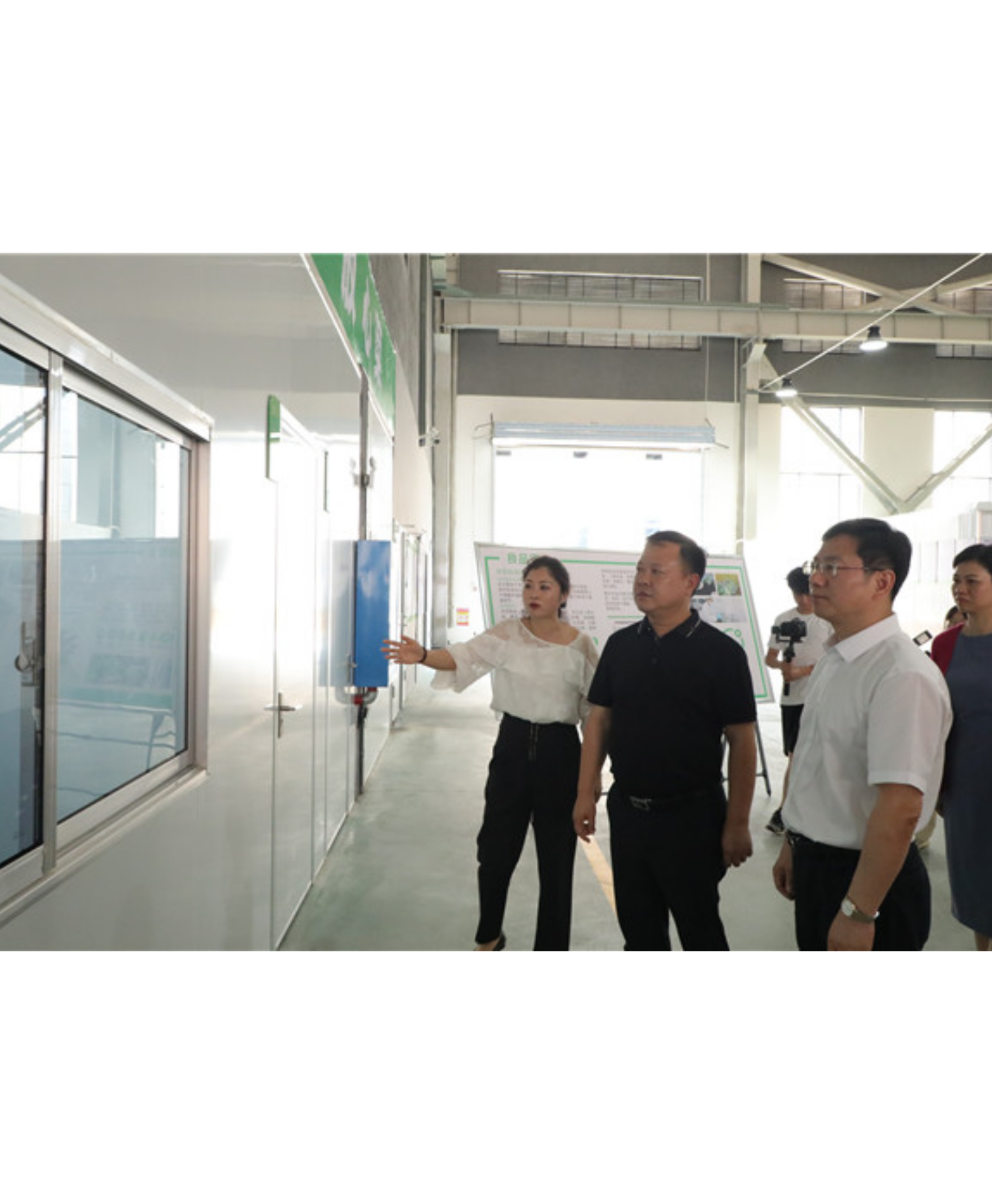 聚焦校园餐安全 李晓彤带队考察渌口集采集配中心