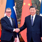 习近平会见芬兰总理奥尔波