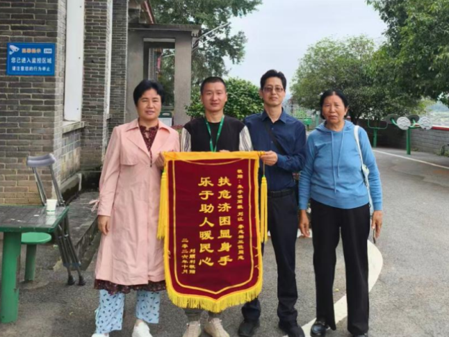 退役不褪色 善举暖民心！朱亭镇退役军人与热心村民合力救人