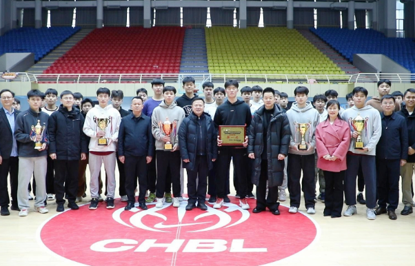 李晓彤看望慰问渌口区五中篮球队队员