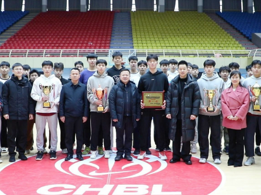 李晓彤看望慰问渌口区五中篮球队队员